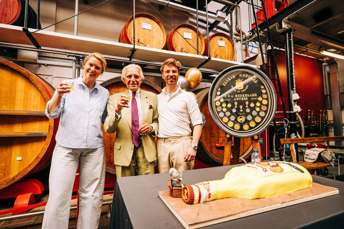 Emile de Beukelaer, vierde generatie achter Elixir d'Anvers, viert 100ste verjaardag: “Drink met een ijsblokje om geheim recept te raden”